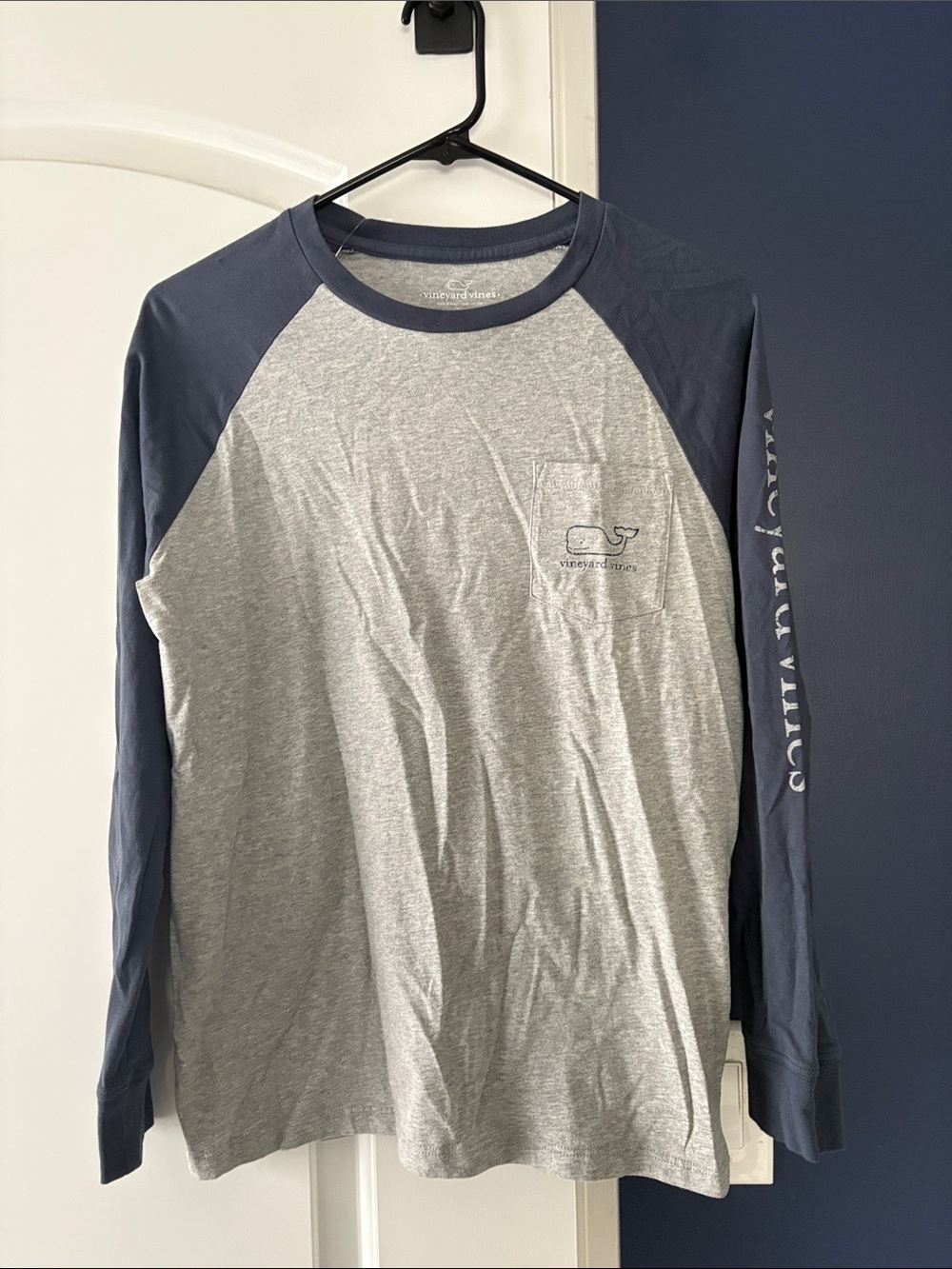 NWT L Vineyard Vines Gray Body with Navy Raglan Long-Sleeve Pocket Tee